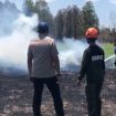 Tangkapan layar - Bupati Rahmat Trianto terjun langsung memimpin penanganan karhutla di Desa Pulau Sari. (SANAK.ID/SYAIFUL)