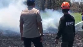 Tangkapan layar - Bupati Rahmat Trianto terjun langsung memimpin penanganan karhutla di Desa Pulau Sari. (SANAK.ID/SYAIFUL)