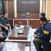 Kapolres Tanah Laut AKBP Ricky Boy Siallagan berdialog dengan awak media dalam acara coffee morning di Lounge Parama Satwika. (SANAK.ID)
