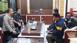 Kapolres Tanah Laut AKBP Ricky Boy Siallagan berdialog dengan awak media dalam acara coffee morning di Lounge Parama Satwika. (SANAK.ID)