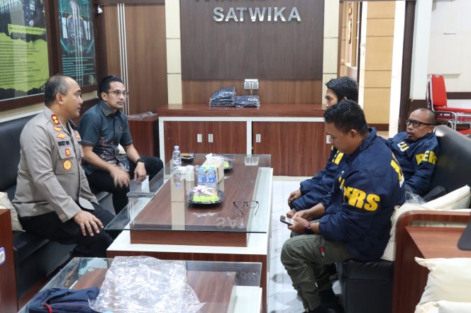 
					Kapolres Tanah Laut AKBP Ricky Boy Siallagan berdialog dengan awak media dalam acara coffee morning di Lounge Parama Satwika. (SANAK.ID)