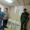 Personel kepolisian membawa kotak suara dan bilik pemungutan suara Pilkades 2026 di atas kapal laut menuju Kecamatan Pulau Sembilan. (SANAK.ID/Dok.Ist)