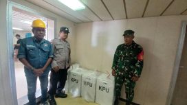 Personel kepolisian membawa kotak suara dan bilik pemungutan suara Pilkades 2026 di atas kapal laut menuju Kecamatan Pulau Sembilan. (SANAK.ID/Dok.Ist)