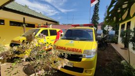 Dua unit mobil ambulans DPD Partai Golkar Kabupaten Tanah Laut parkir di halaman Sekretariat DPD Golkar Tala untuk layanan masyarakat. (SANAK.ID/Dok.Ist)