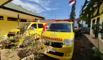 Dua unit mobil ambulans DPD Partai Golkar Kabupaten Tanah Laut parkir di halaman Sekretariat DPD Golkar Tala untuk layanan masyarakat. (SANAK.ID/Dok.Ist) 