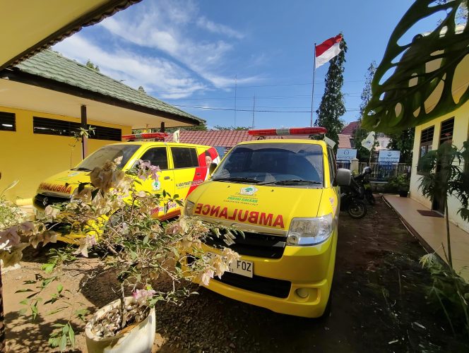 
					Dua unit mobil ambulans DPD Partai Golkar Kabupaten Tanah Laut parkir di halaman Sekretariat DPD Golkar Tala untuk layanan masyarakat. (SANAK.ID/Dok.Ist) 