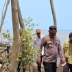 Personel Polsek Takisung bersama warga menyisir perairan Pantai Pagatan Besar untuk mencari korban kecelakaan air KM Virgo Transport 8. (SANAK.ID/Dok.Humas Polres Tala)