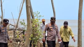 Personel Polsek Takisung bersama warga menyisir perairan Pantai Pagatan Besar untuk mencari korban kecelakaan air KM Virgo Transport 8. (SANAK.ID/Dok.Humas Polres Tala)