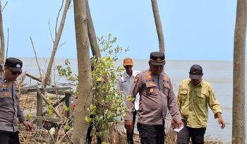 Personel Polsek Takisung bersama warga menyisir perairan Pantai Pagatan Besar untuk mencari korban kecelakaan air KM Virgo Transport 8. (SANAK.ID/Dok.Humas Polres Tala) 