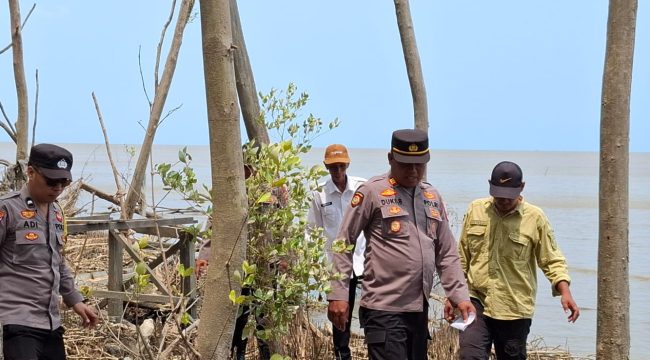 Personel Polsek Takisung bersama warga menyisir perairan Pantai Pagatan Besar untuk mencari korban kecelakaan air KM Virgo Transport 8. (SANAK.ID/Dok.Humas Polres Tala) 