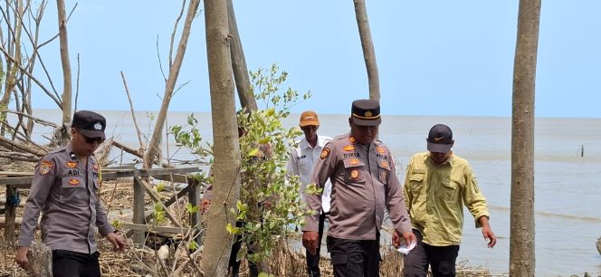
					Personel Polsek Takisung bersama warga menyisir perairan Pantai Pagatan Besar untuk mencari korban kecelakaan air KM Virgo Transport 8. (SANAK.ID/Dok.Humas Polres Tala) 