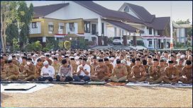 Bupati Tanah Laut H. Rahmat Trianto dan ASN Pemkab Tala melaksanakan Shalat Istisqa di halaman Kantor Bupati. (SANAK.ID/SYAIFUL)