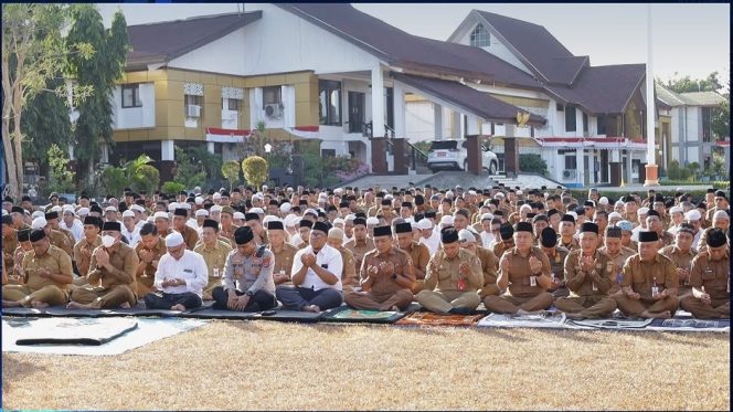 
					Bupati Tanah Laut H. Rahmat Trianto dan ASN Pemkab Tala melaksanakan Shalat Istisqa di halaman Kantor Bupati. (SANAK.ID/SYAIFUL) 