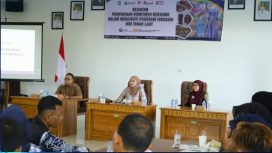 Ketua Dekranasda Tanah Laut Hj. Dian Rahmat Trianto memberikan arahan dalam acara Pernyataan Komitmen Bersama Program Inkubasi IKM Tala. (SANAK.ID/Ist)