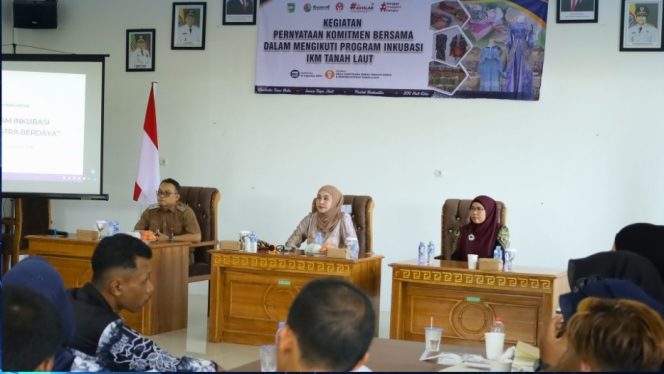 
					Ketua Dekranasda Tanah Laut Hj. Dian Rahmat Trianto memberikan arahan dalam acara Pernyataan Komitmen Bersama Program Inkubasi IKM Tala. (SANAK.ID/Ist) 