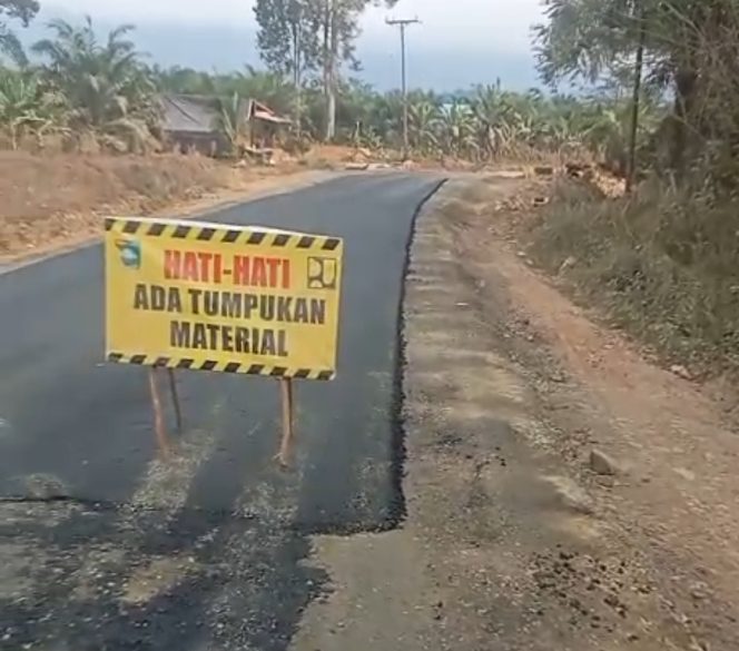 
					Tangkapan Layar- Bukti komitmen Bupati Tanah Laut realisasikan janji pembangunan di Desa Salaman. Pengaspalan jalan poros 1,6 km, perluasan internet, hingga penambahan bidan desa resmi hadir. (SANAK.ID/Dok.Ist) 